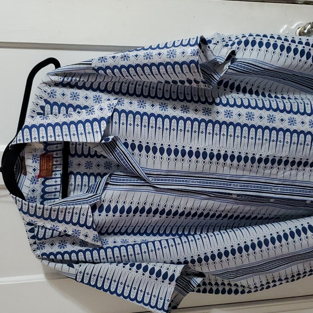 VINTAGE Mens disco era button down.  Very light weight.